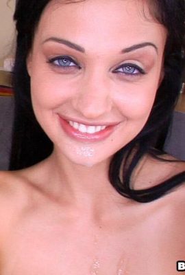 セクシーな青い目の若い女性が黒人男性から盗む、彼女を満足させることができるのは大きな黒い大砲だけ (12P)