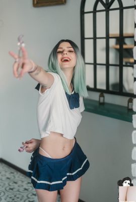 (Suicide Girls) 2025 年 8 月 14 日 – カタリエン – 月